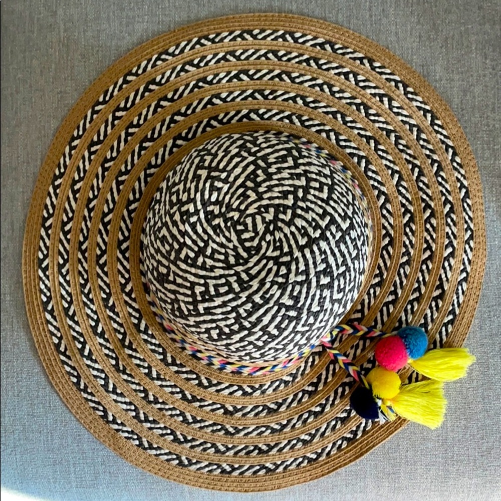 Beach hat with Pom Pom detail